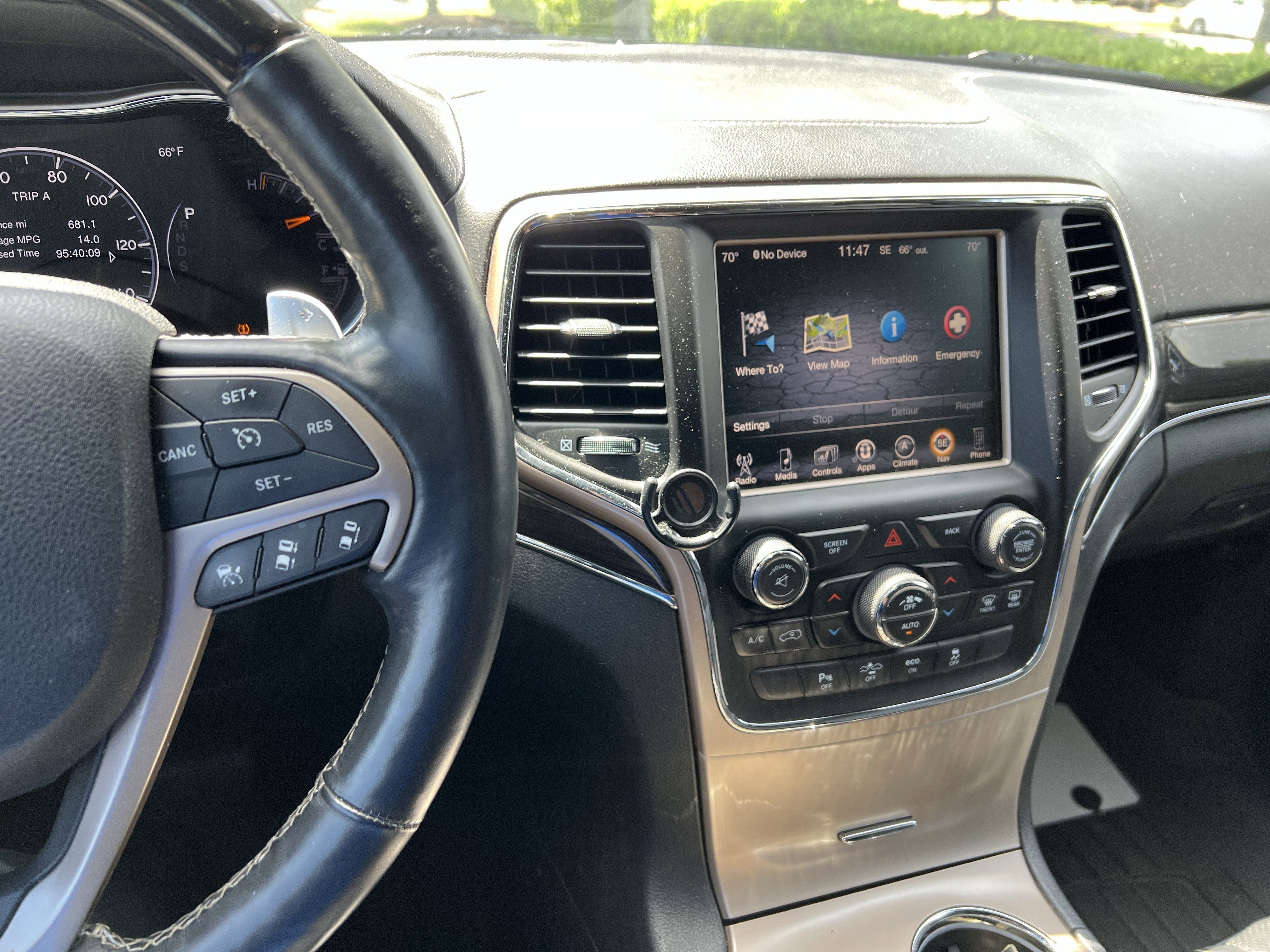 Used 2014 Jeep Grand Cherokee Overland w/ Advanced Technology Group AWD/4WD image 32