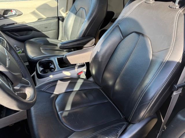 Used 2022 Chrysler Pacifica Touring-L image 8