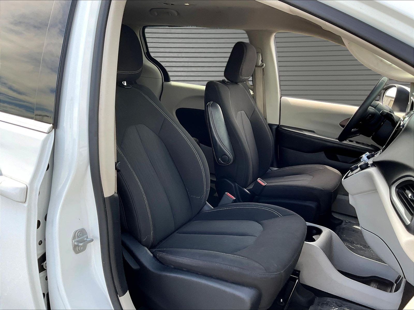 Used 2022 Chrysler Voyager LX FWD image 23