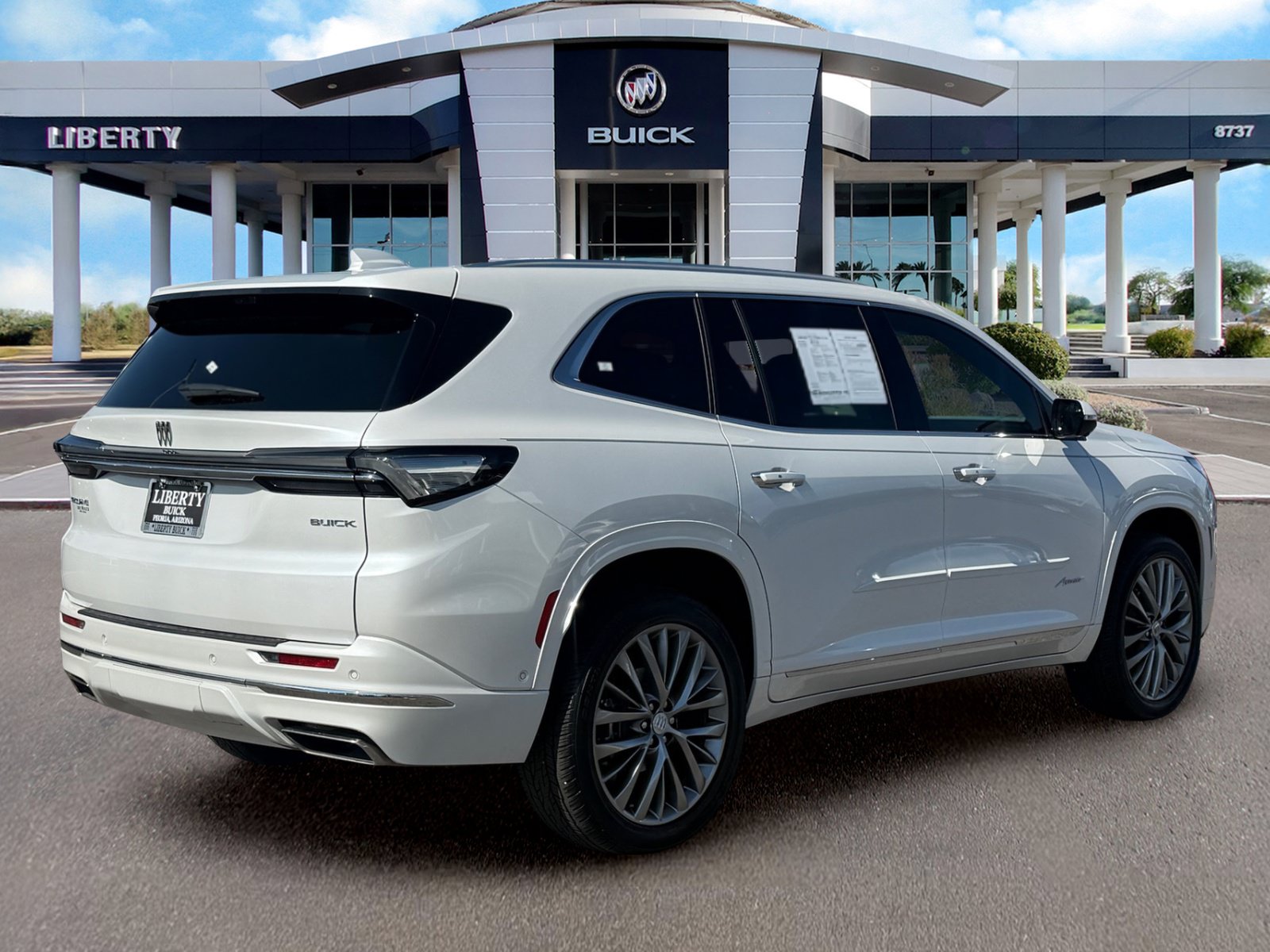 Used 2025 Buick Enclave Avenir w/ Super Cruise Package FWD image 3