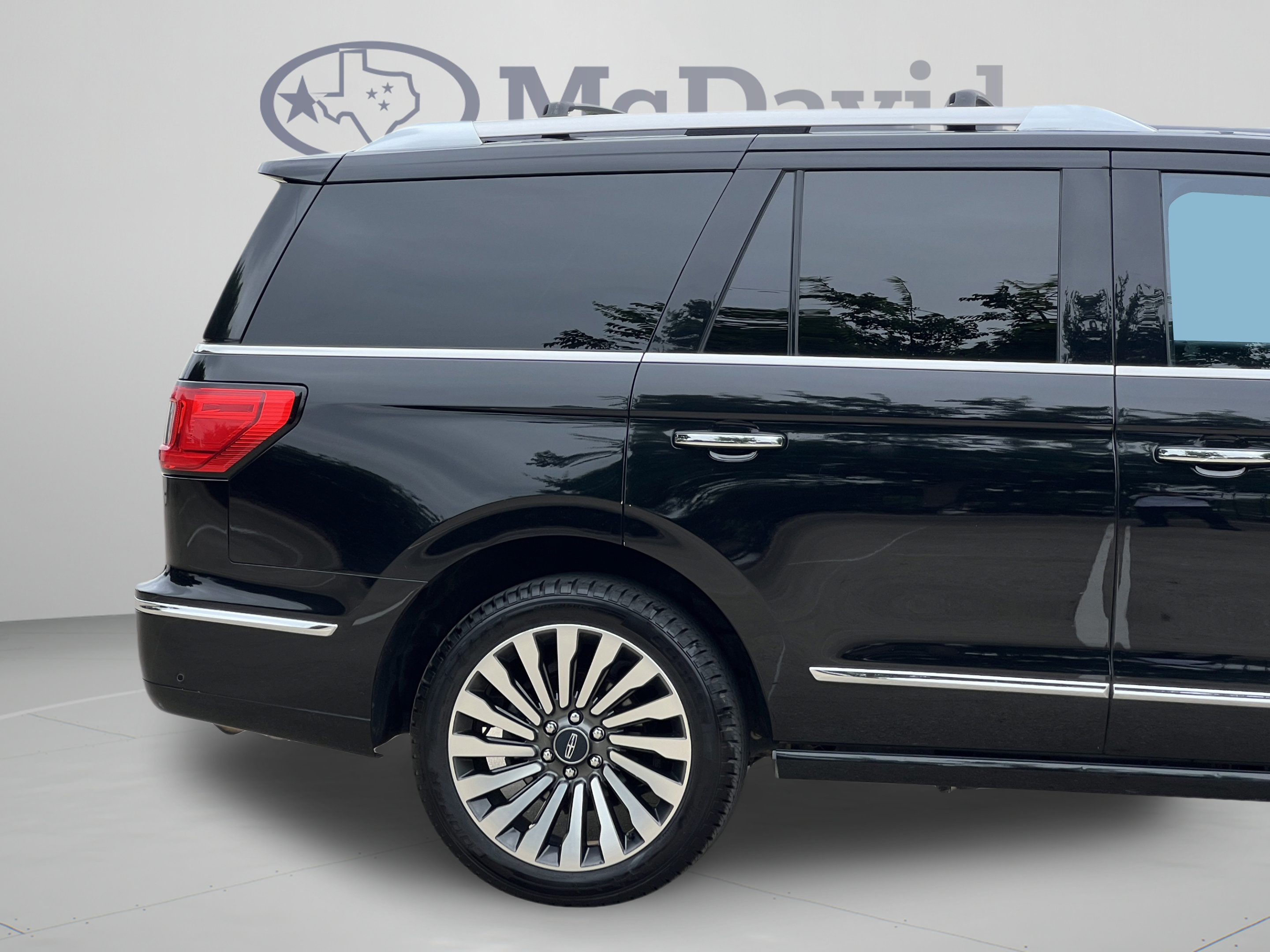 Used 2018 Lincoln Navigator Reserve w/ Technology Package AWD/4WD image 32