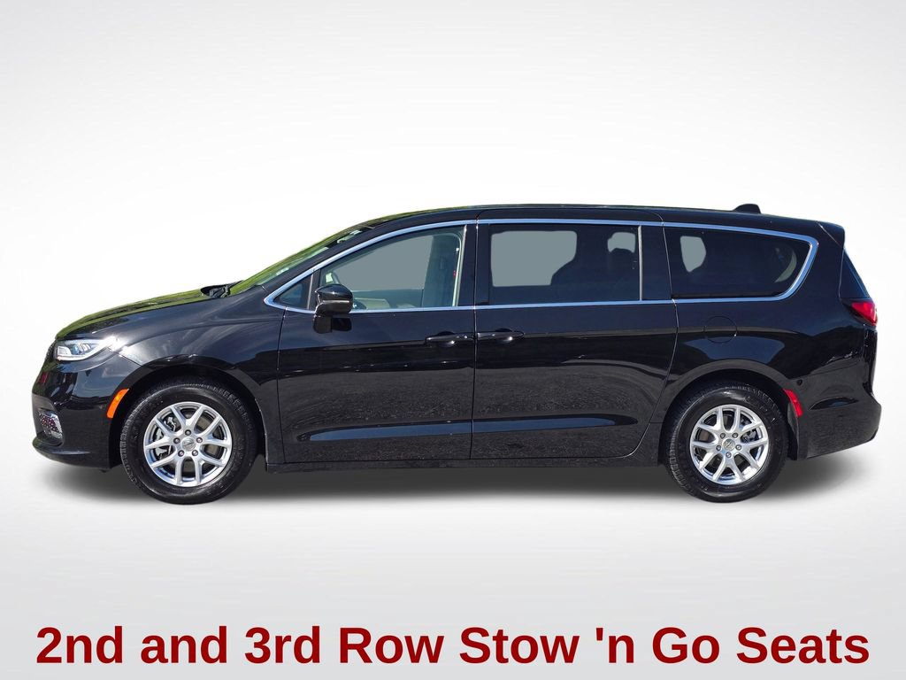Used 2024 Chrysler Pacifica Touring-L FWD image 16