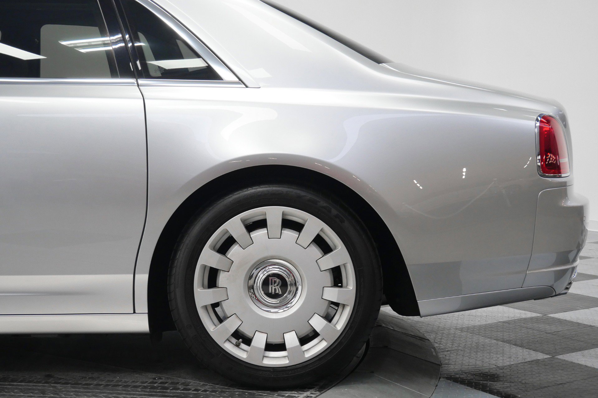 Used 2013 Rolls-Royce Ghost RWD image 49