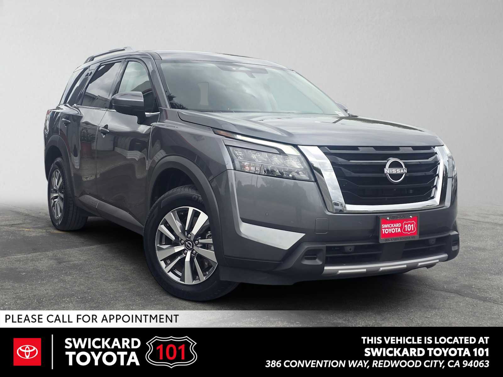 Used 2025 Nissan Pathfinder SL FWD image 1
