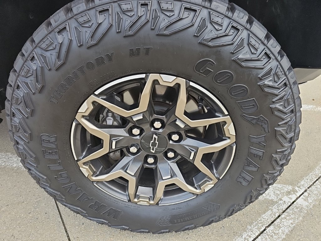 Used 2024 Chevrolet Colorado ZR2 AWD/4WD image 2