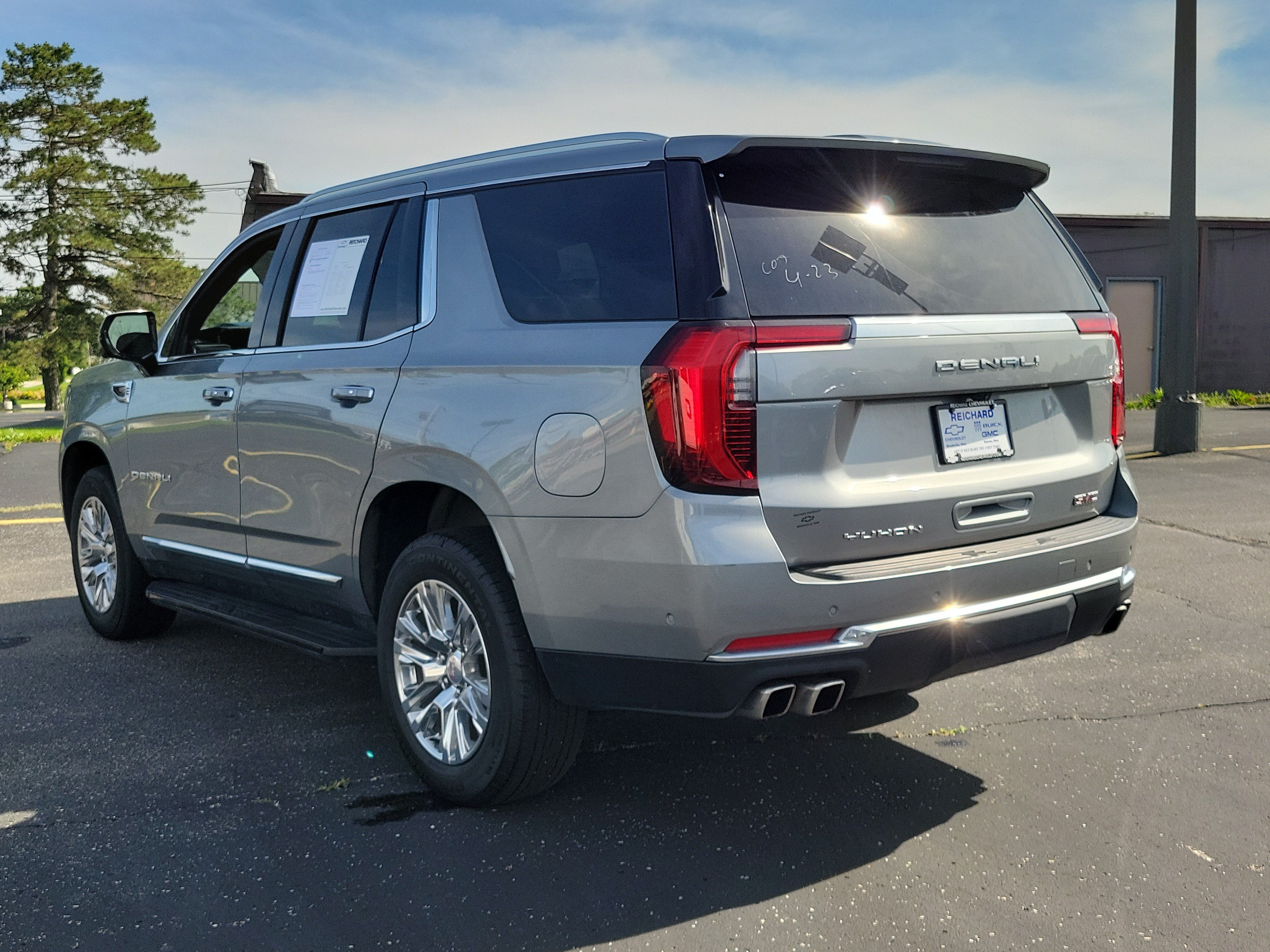 Used 2025 GMC Yukon Denali AWD/4WD image 3