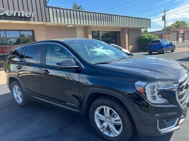 Used 2023 GMC Terrain SLE image 3