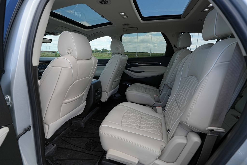 Used 2022 Buick Enclave Avenir w/ Avenir Technology Package AWD/4WD image 17