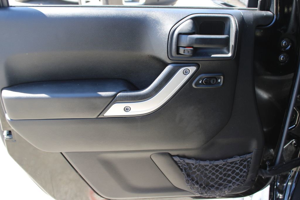 Used 2015 Jeep Wrangler Unlimited Sahara AWD/4WD image 27