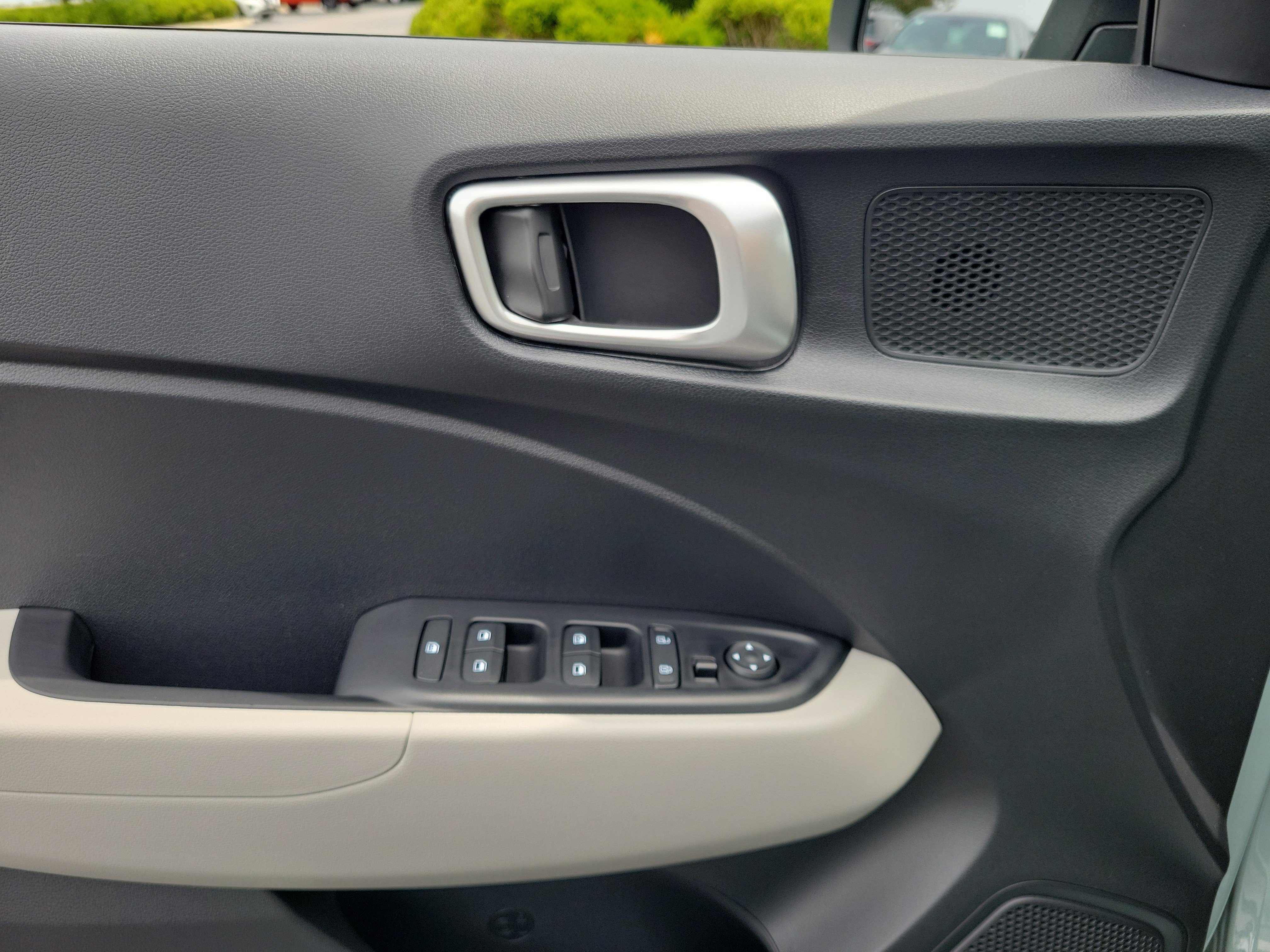 Used 2025 Hyundai Venue SEL FWD image 17