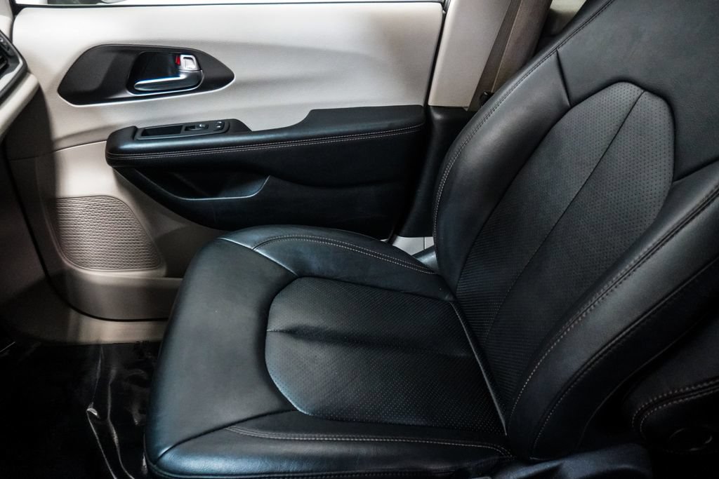 Used 2020 Chrysler Pacifica Touring-L FWD image 24