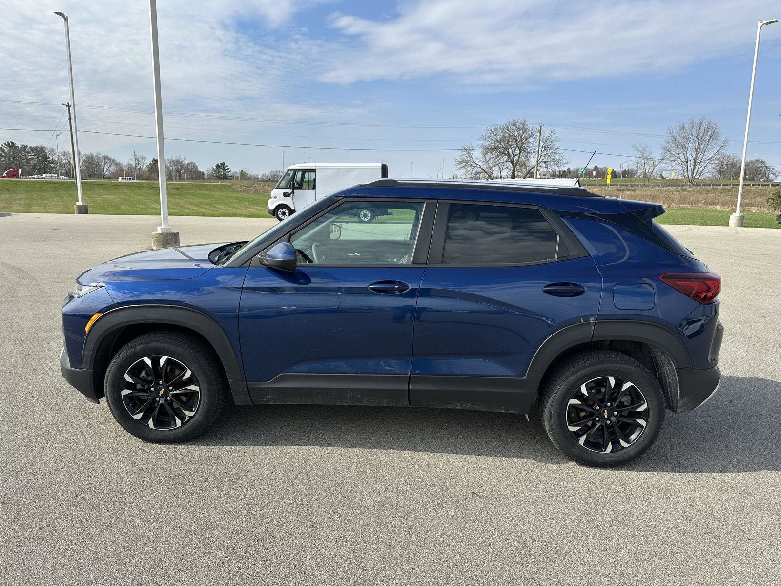 Used 2022 Chevrolet TrailBlazer LT AWD/4WD image 2