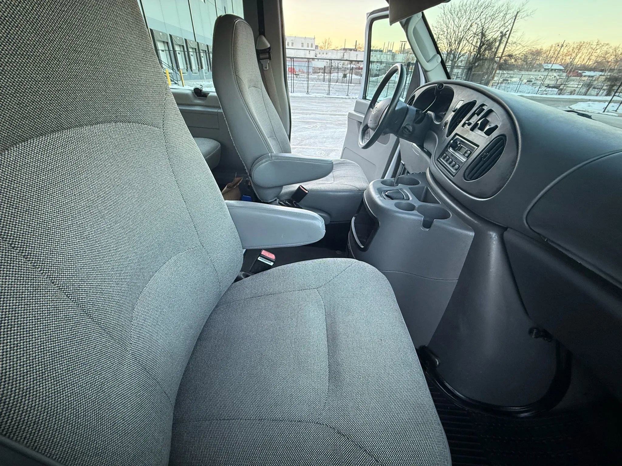 Used 2003 Ford E-350 and Econoline 350 XLT image 32