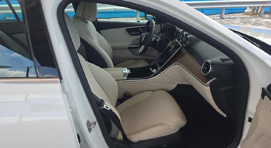 Used 2025 Mercedes-Benz C 300 Sedan image 2