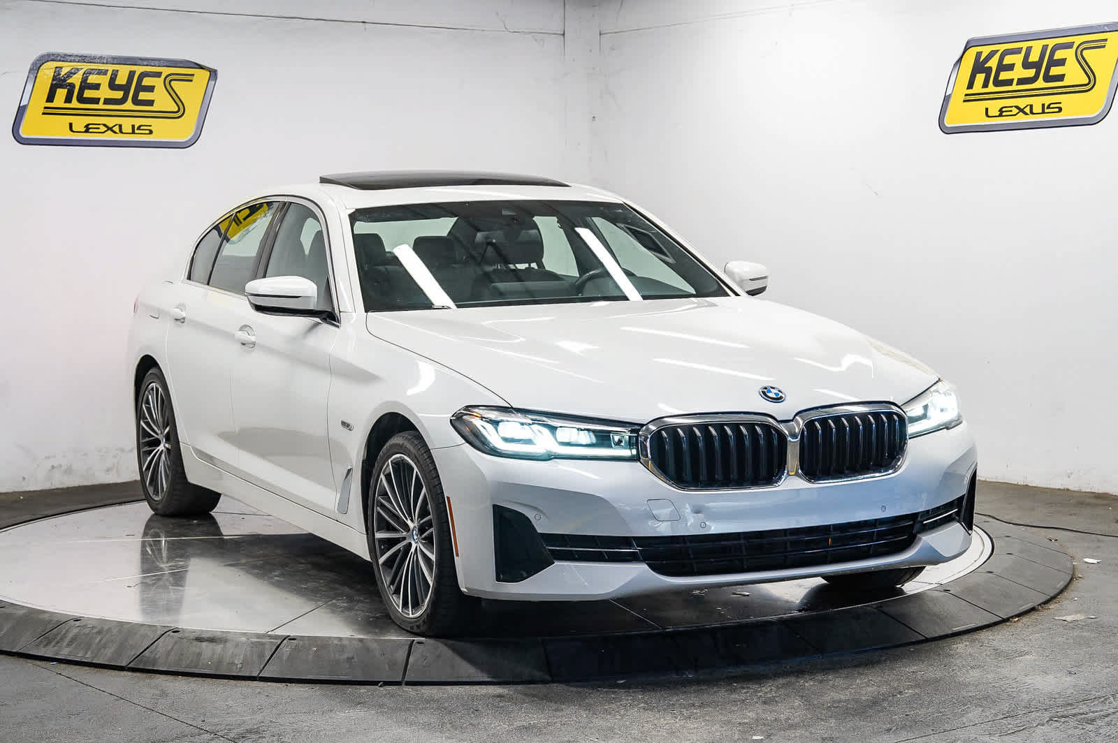 Used 2023 BMW 530e w/ Convenience Package RWD image 5