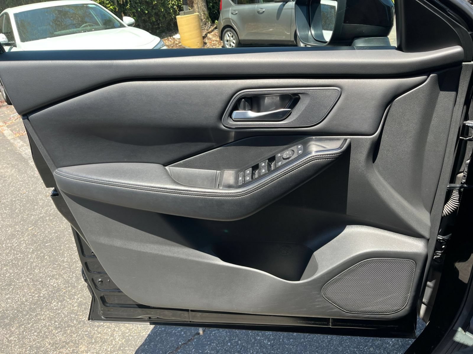 Used 2025 Nissan Rogue SV FWD image 18