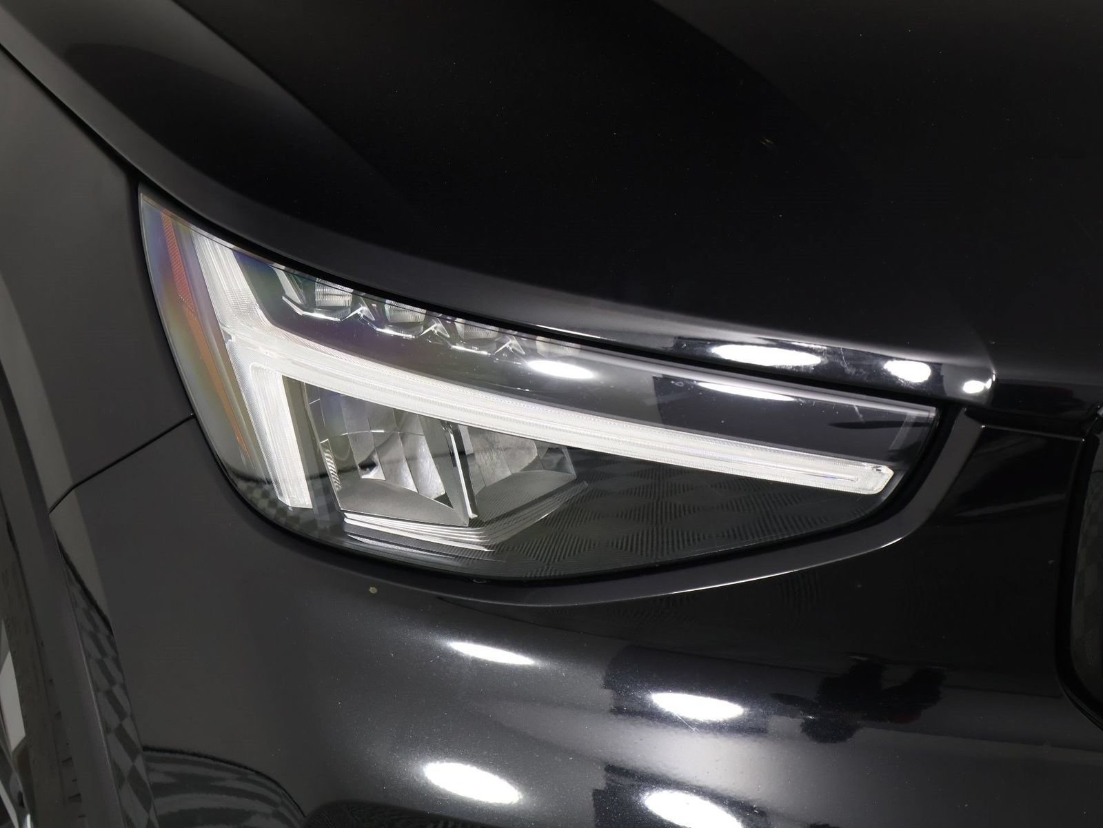 Certified 2025 Volvo XC40 B5 Plus AWD/4WD image 26