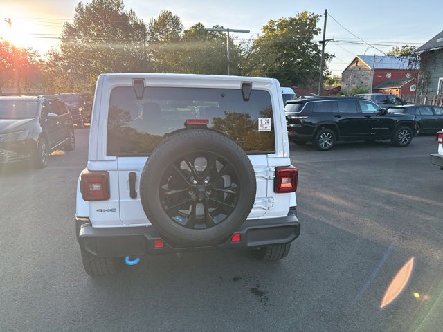 Used 2022 Jeep Wrangler Unlimited Sahara w/ Cold Weather Group AWD/4WD image 5