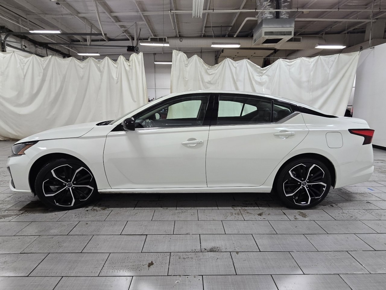 Used 2024 Nissan Altima 2.5 SR image 11