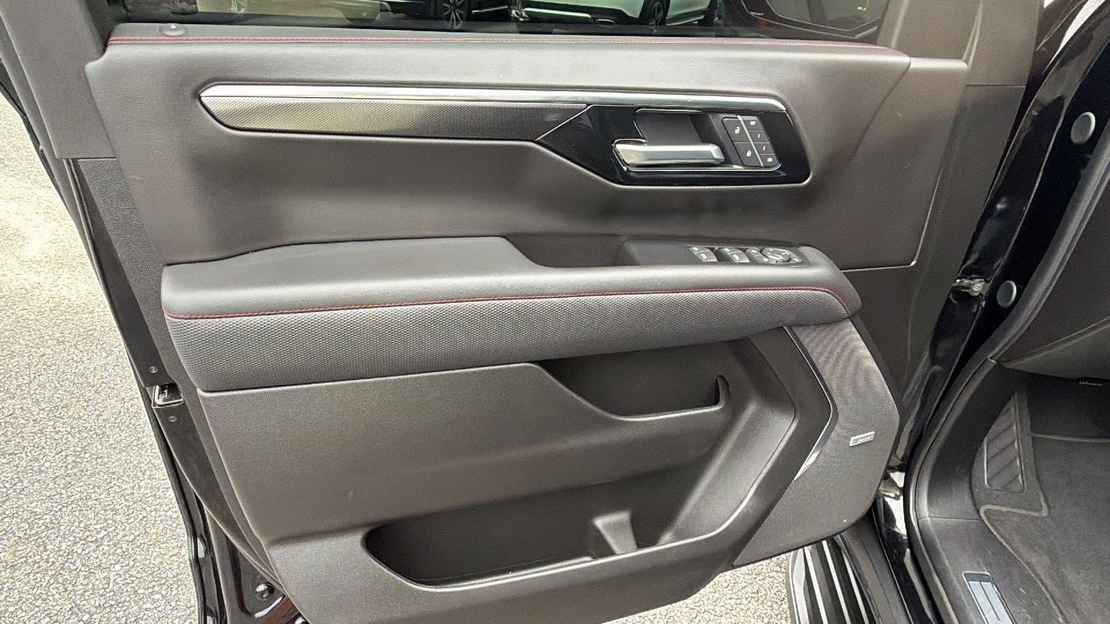 Used 2025 Chevrolet Suburban RST w/ Comfort Package RWD image 15