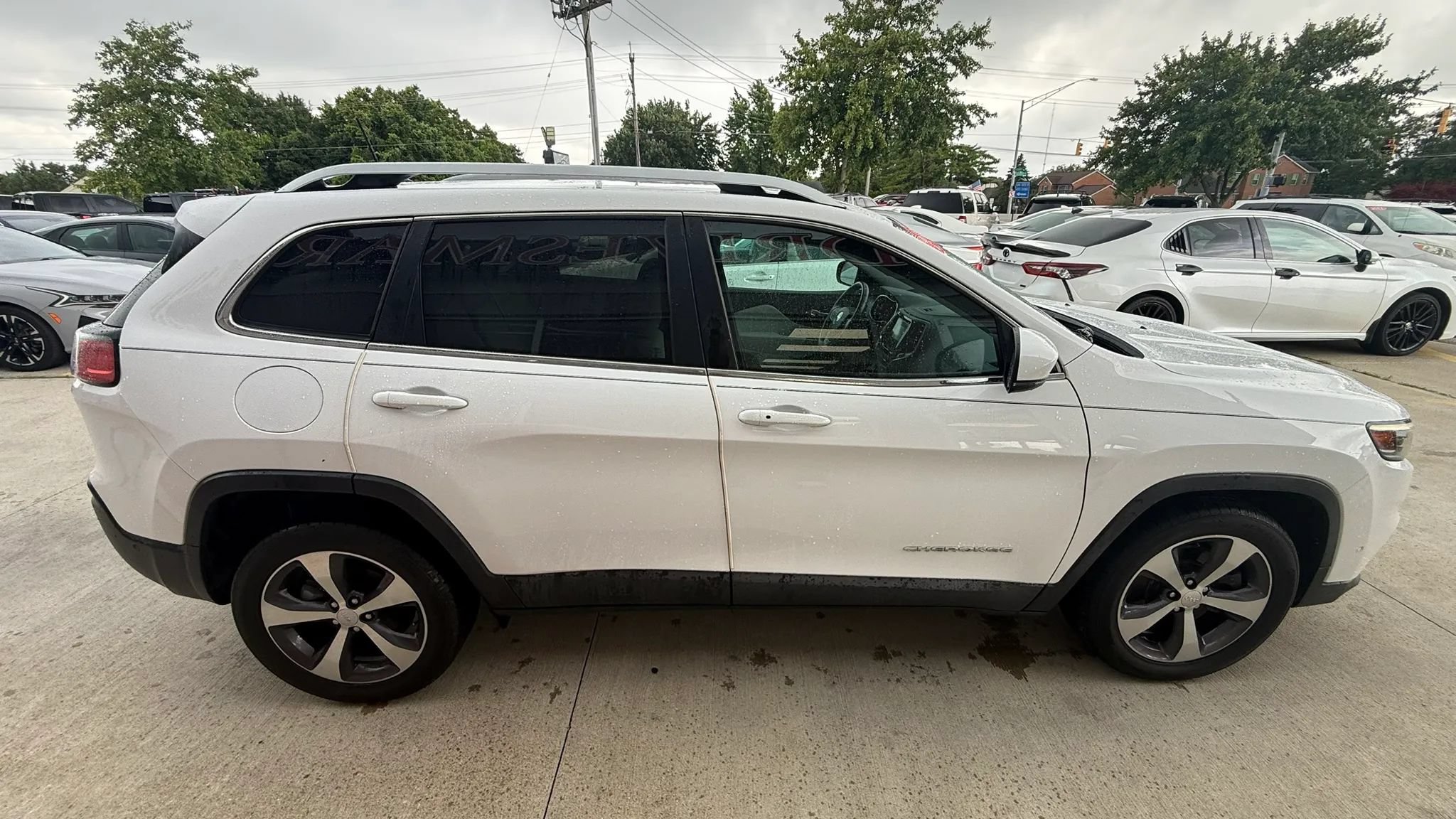 Used 2019 Jeep Cherokee Limited w/ Luxury Group FWD image 7