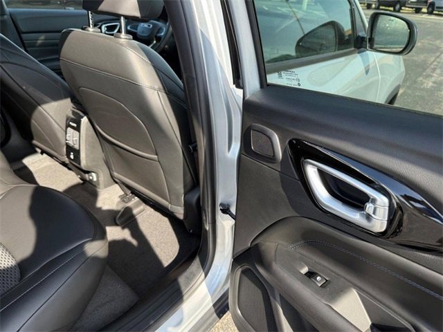 New 2025 Jeep Compass Latitude w/ Sun & Sound Group image 10