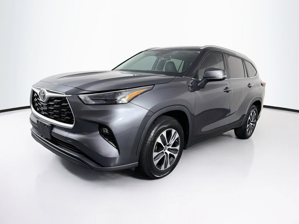 Used 2023 Toyota Highlander XLE FWD image 3