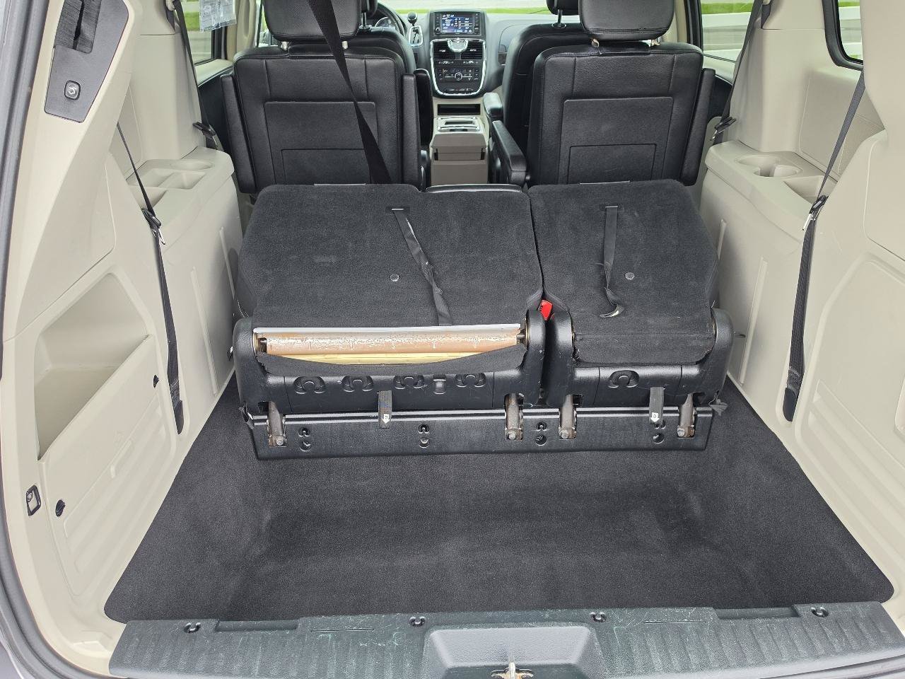 Used 2014 Chrysler Town & Country Touring FWD image 6