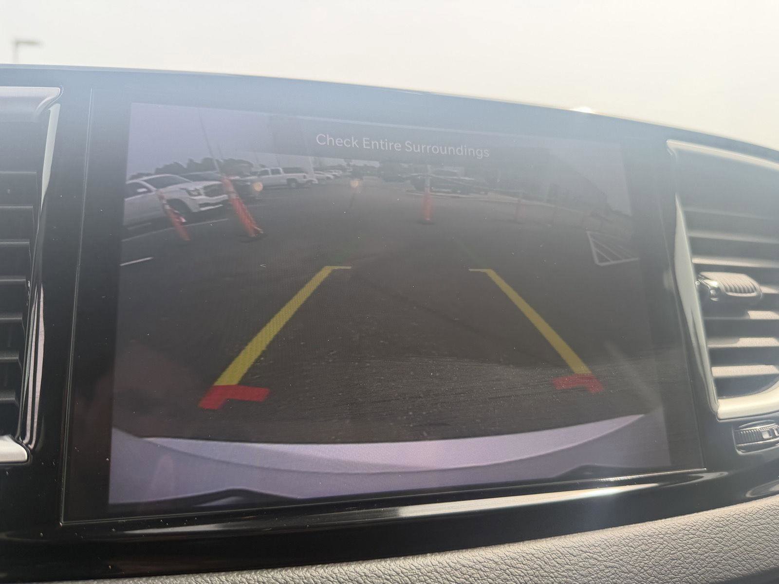 Used 2025 Chrysler Pacifica Select image 18