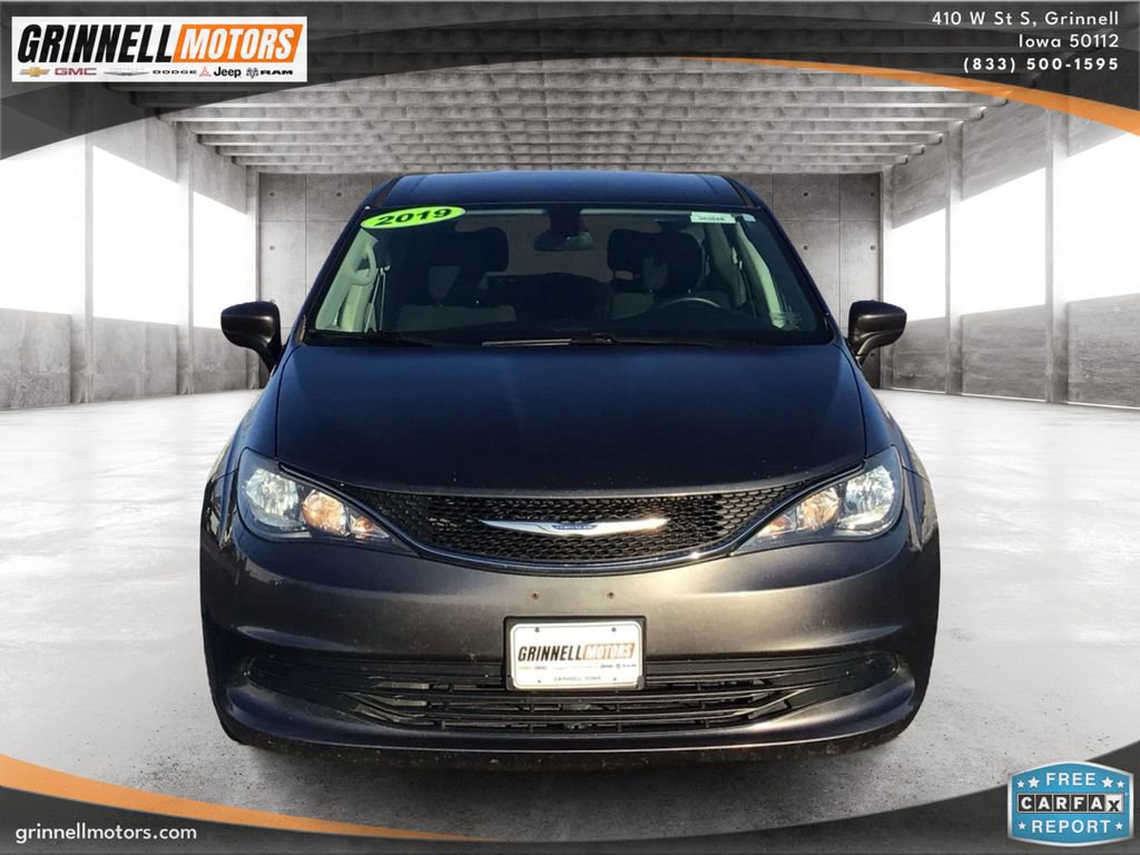 Used 2019 Chrysler Pacifica Touring image 2