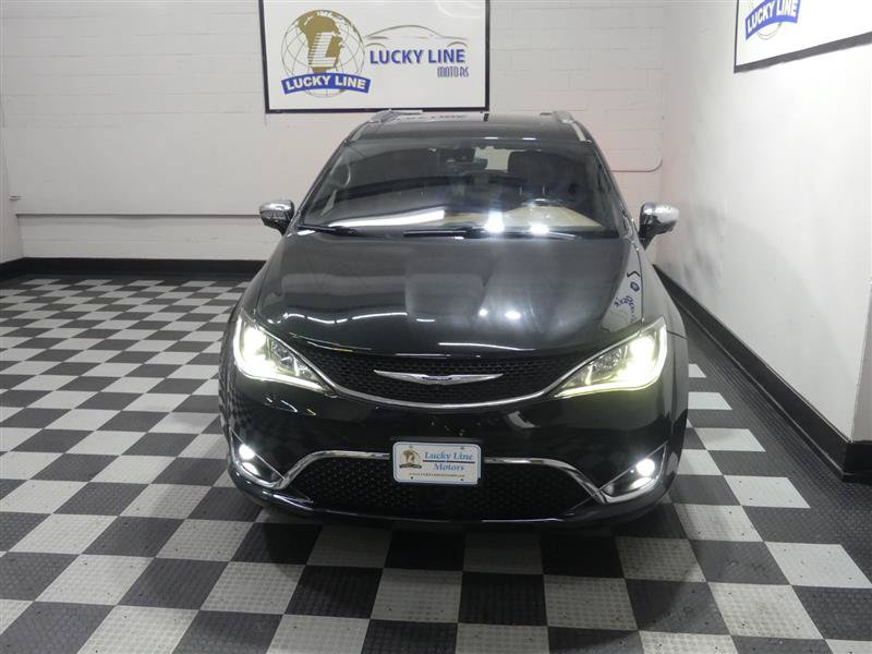 Used 2020 Chrysler Pacifica Limited w/ Tire & Wheel Group FWD image 3