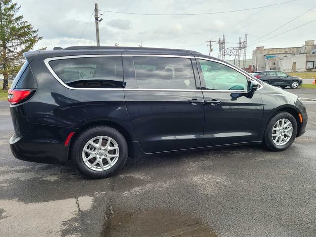 Used 2022 Chrysler Pacifica Touring-L FWD image 6