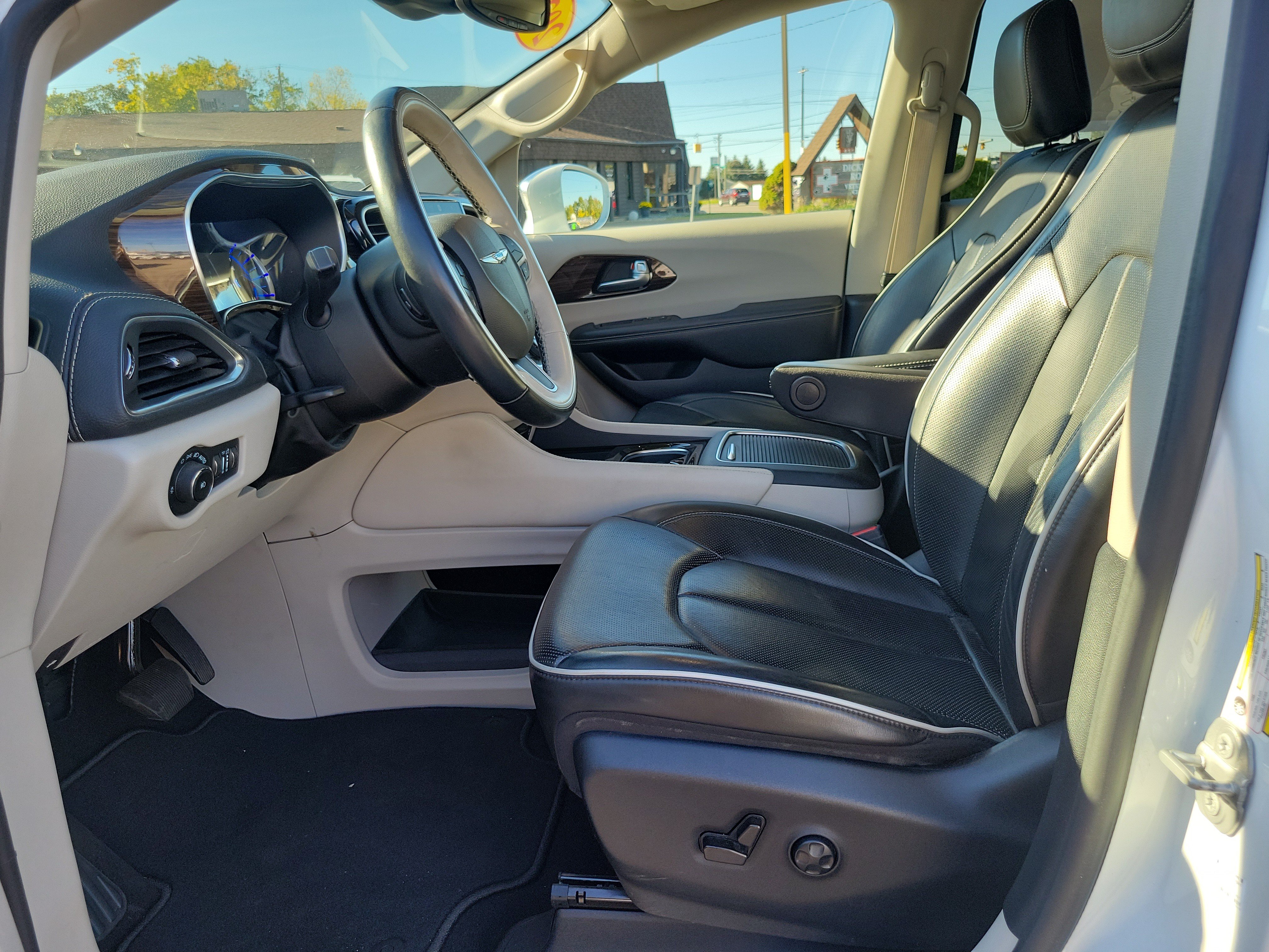 Used 2021 Chrysler Pacifica Limited w/ Uconnect Theater Family Group FWD image 7