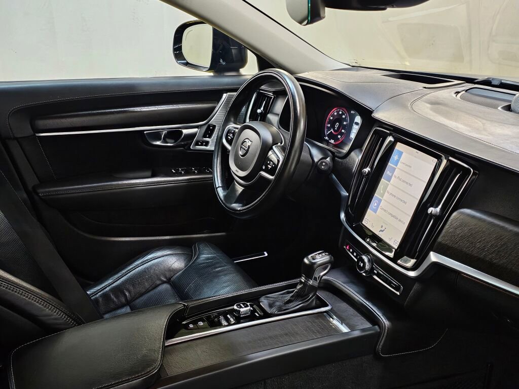 Used 2017 Volvo V90 T6 Cross Country image 10