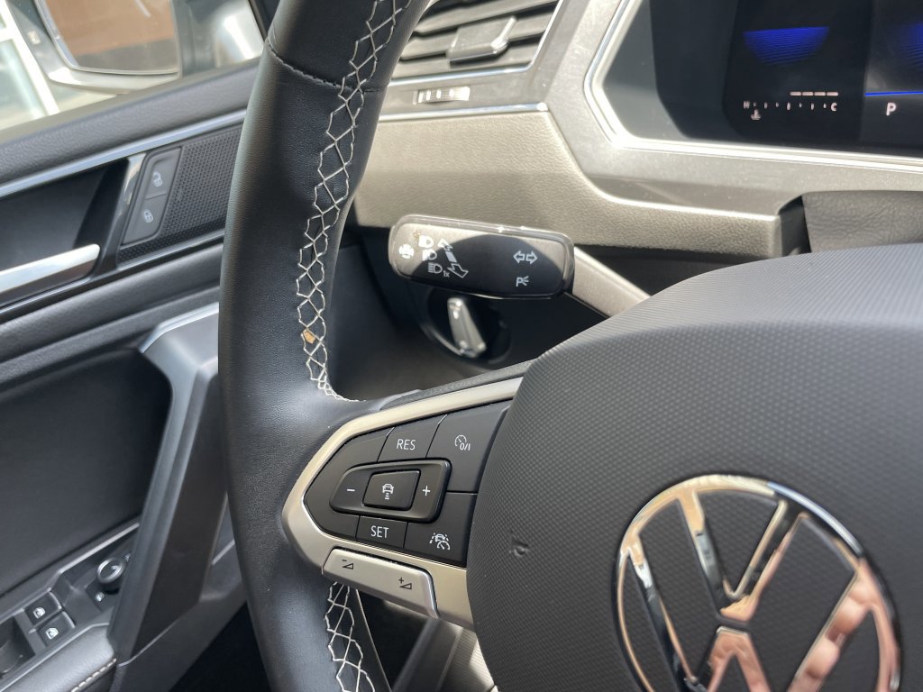 Used 2023 Volkswagen Tiguan SE R-Line image 25