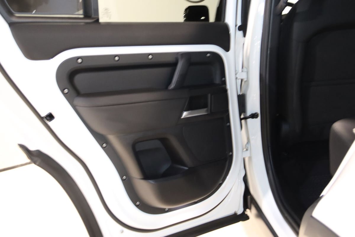 Used 2025 Land Rover Defender 110 S image 54