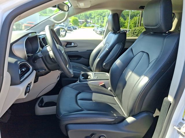 Used 2023 Chrysler Pacifica Touring-L FWD image 14