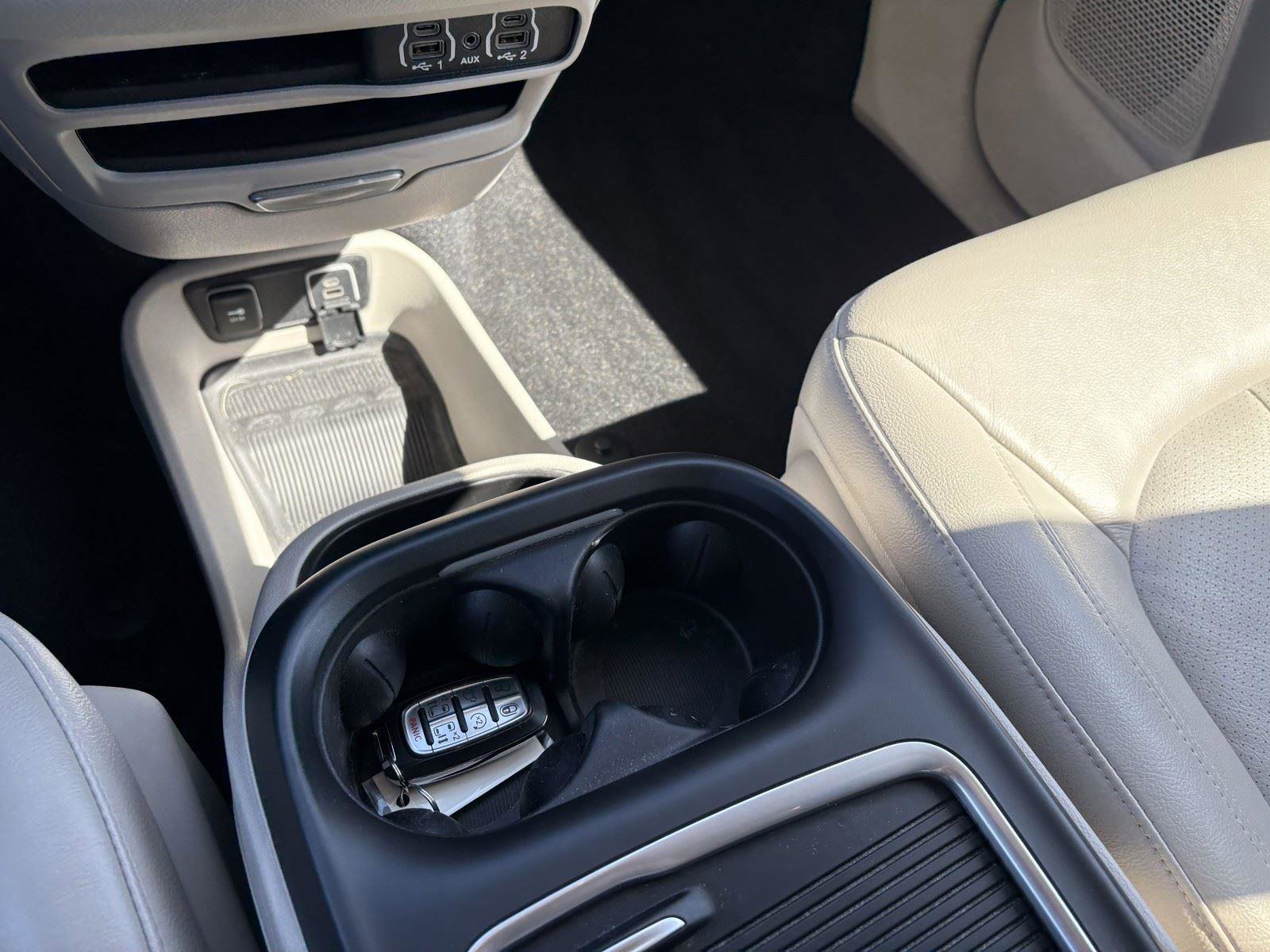 Used 2021 Chrysler Pacifica Touring-L image 16