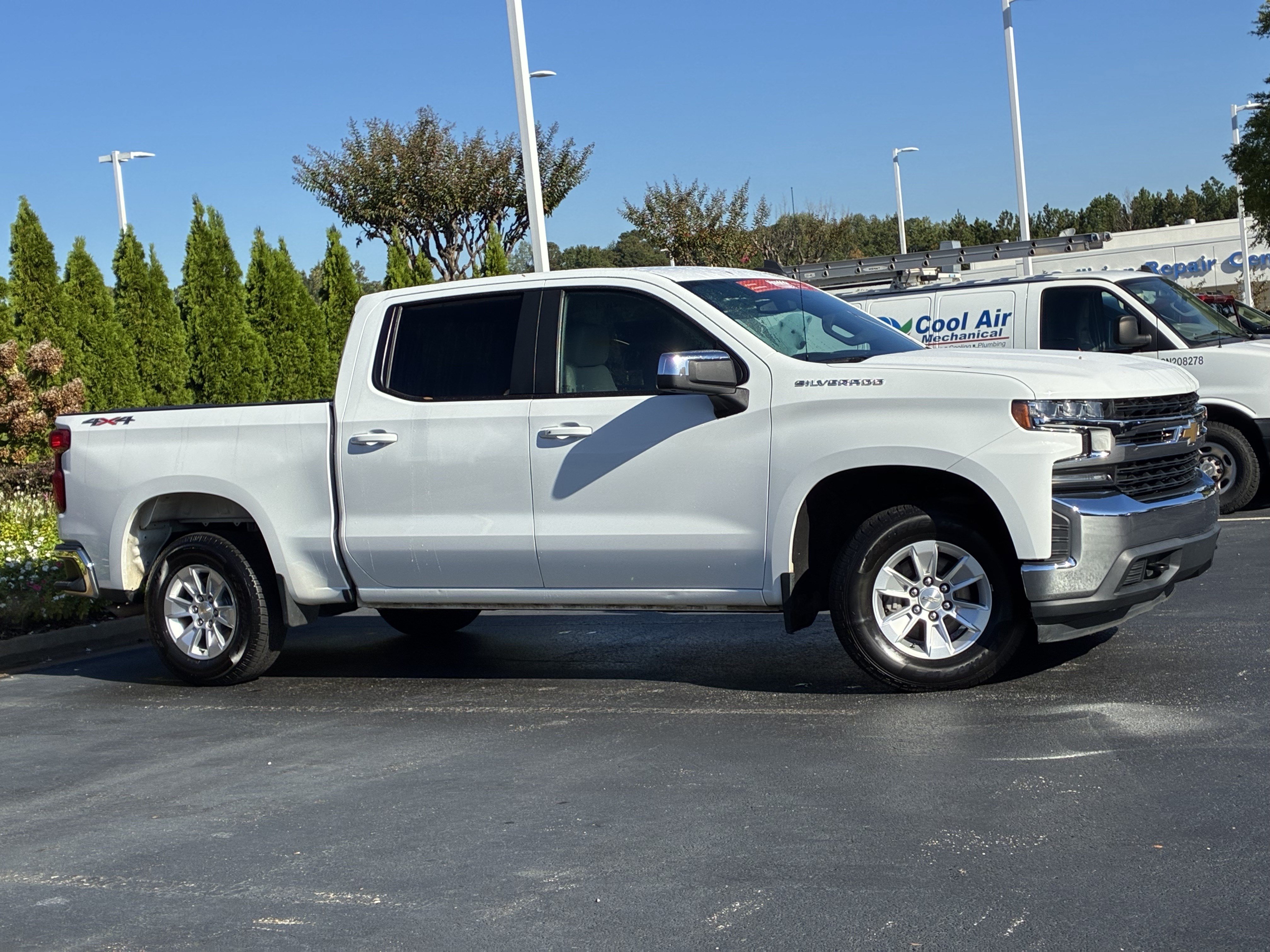 Used 2022 Chevrolet Silverado 1500 LT AWD/4WD image 3