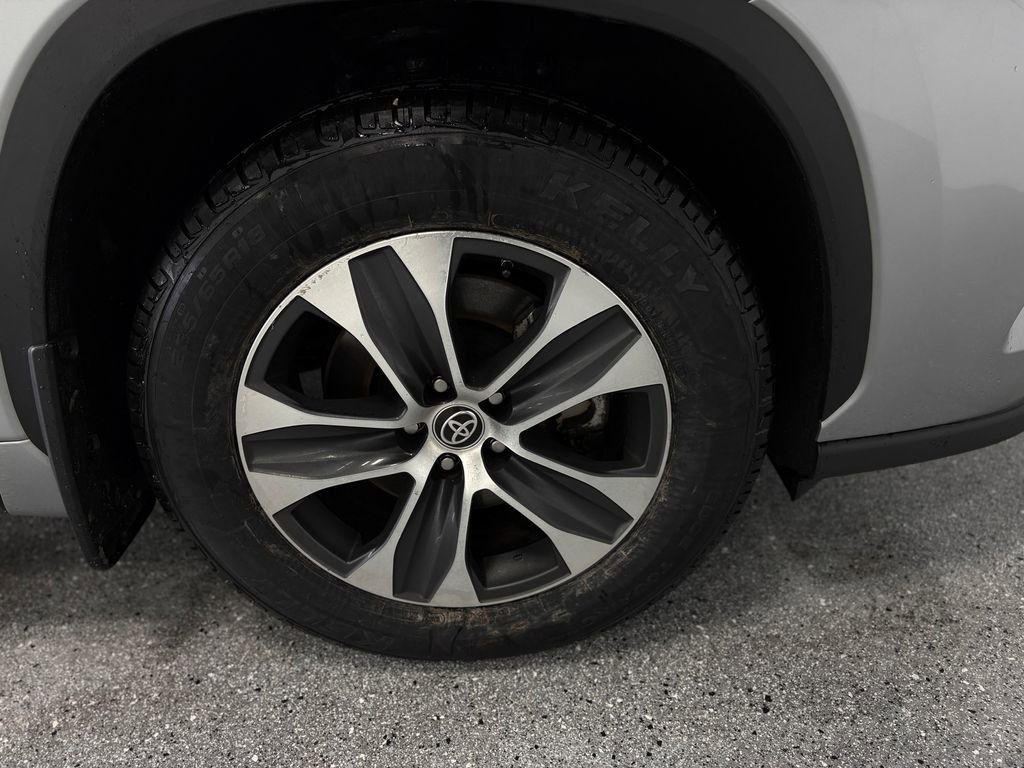 Used 2022 Toyota Highlander LE image 32