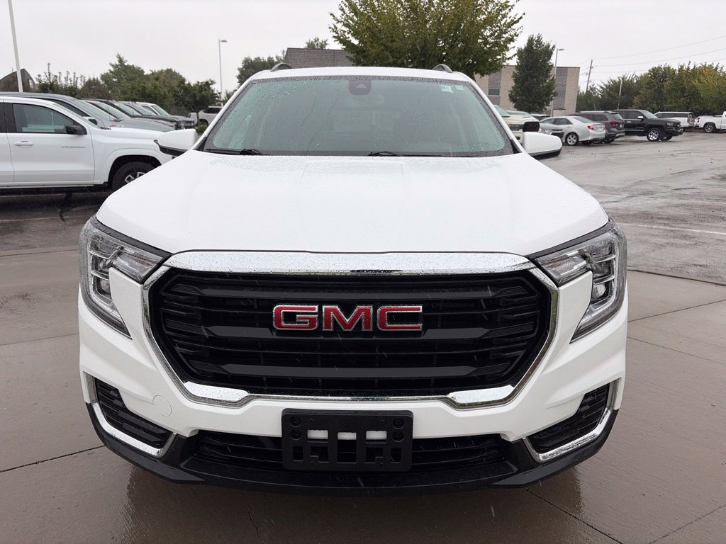 Used 2022 GMC Terrain SLE w/ Driver Convenience Package FWD image 3