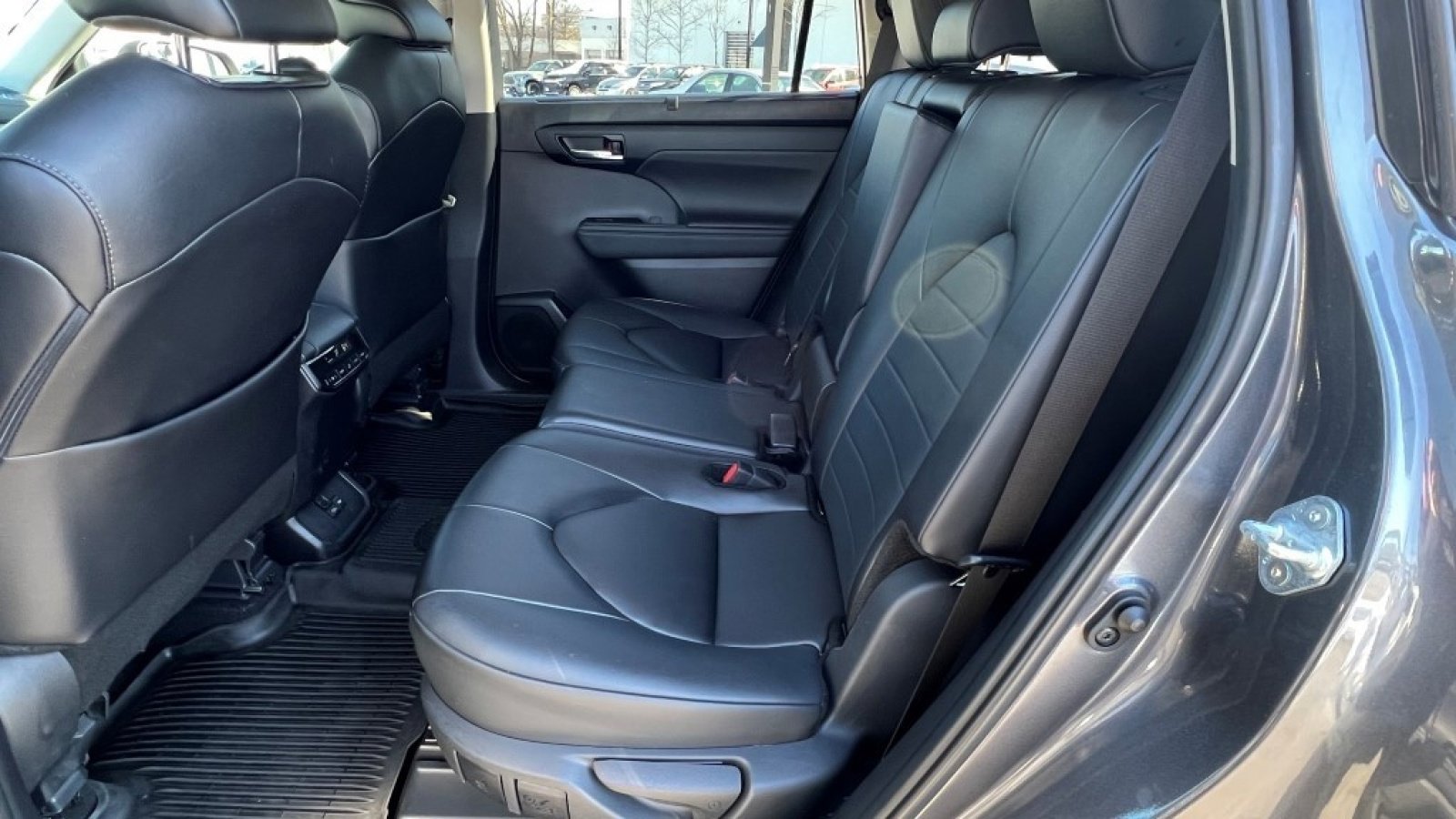 Used 2024 Toyota Highlander XLE image 31