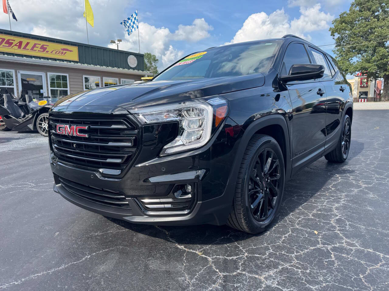 Used 2023 GMC Terrain SLT w/ Tech Package FWD image 3