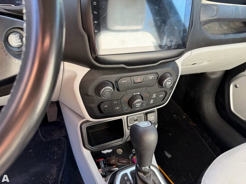 Used 2018 Jeep Renegade Latitude w/ Popular Equipment Group FWD image 9