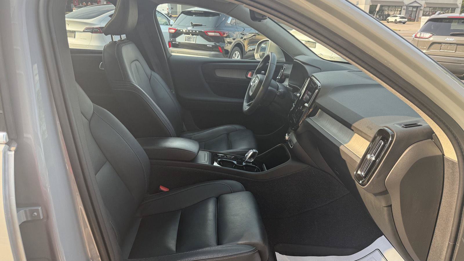 Used 2024 Volvo XC40 B5 Plus AWD/4WD image 13