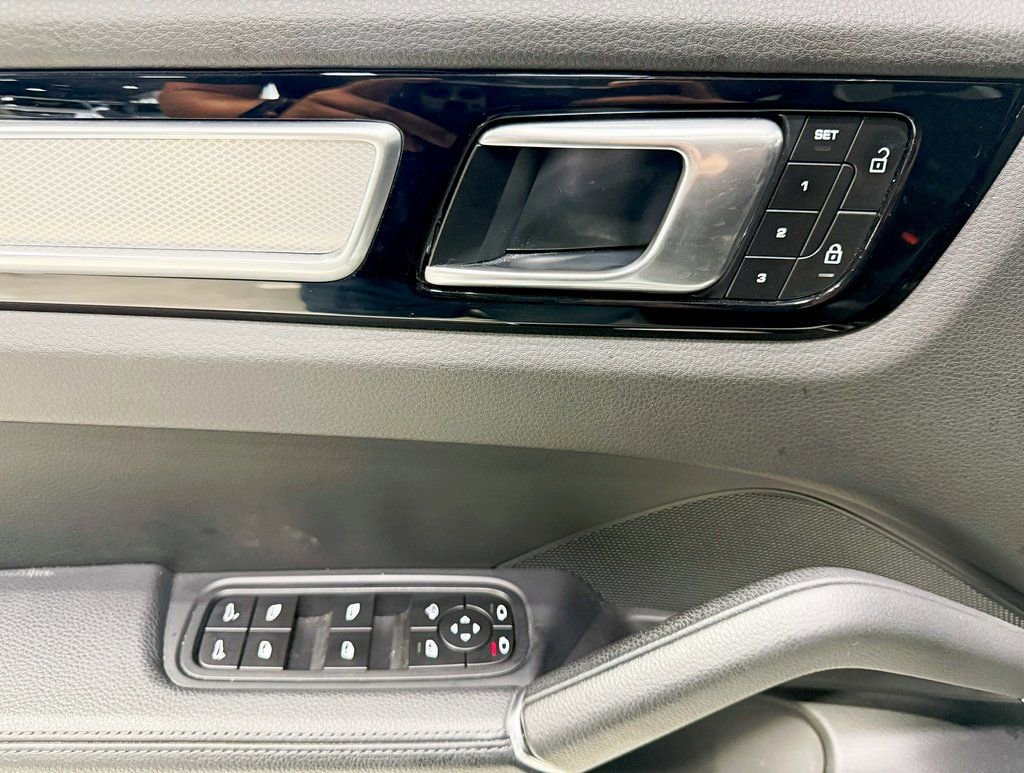 Used 2022 Porsche Cayenne Platinum Edition image 35