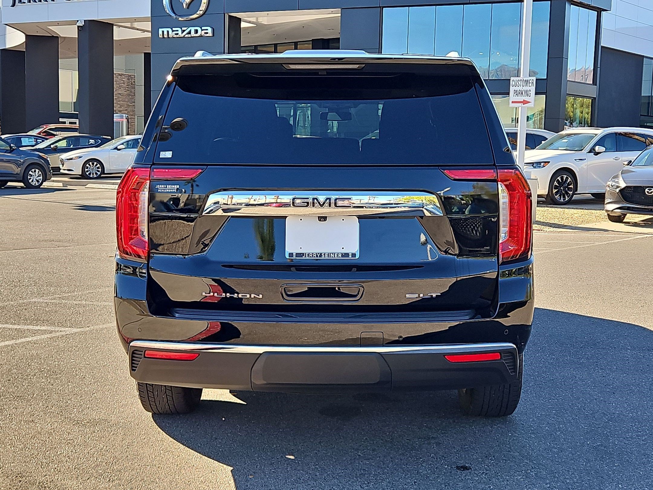 Certified 2024 GMC Yukon XL SLT w/ SLT Premium Package AWD/4WD image 4
