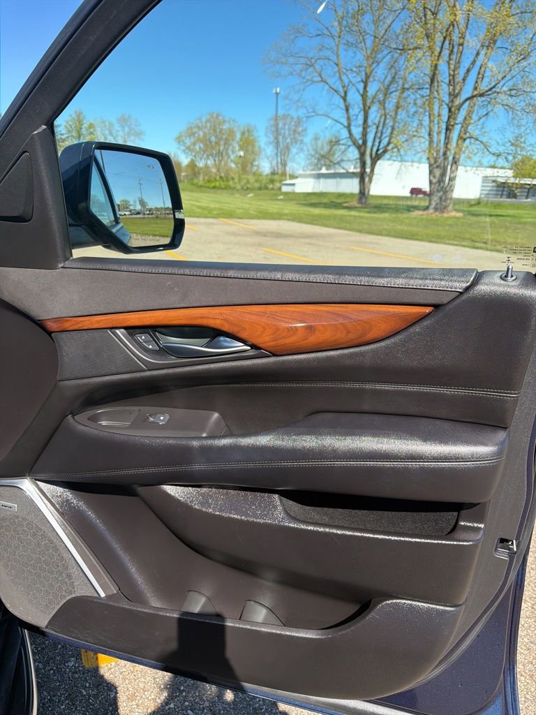 Used 2017 Cadillac Escalade ESV Premium Luxury AWD/4WD image 14