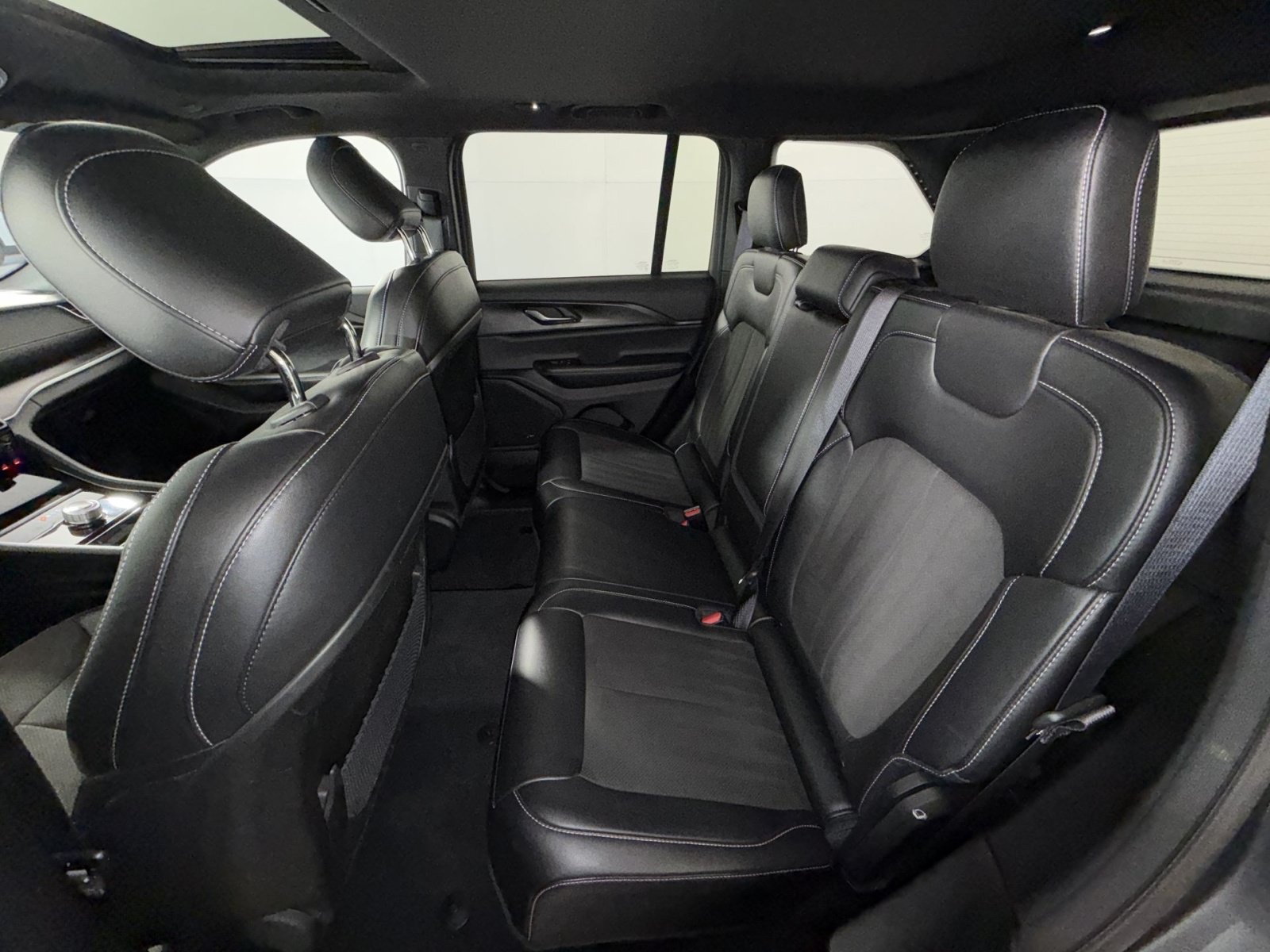 Used 2023 Jeep Grand Cherokee Altitude AWD/4WD image 24