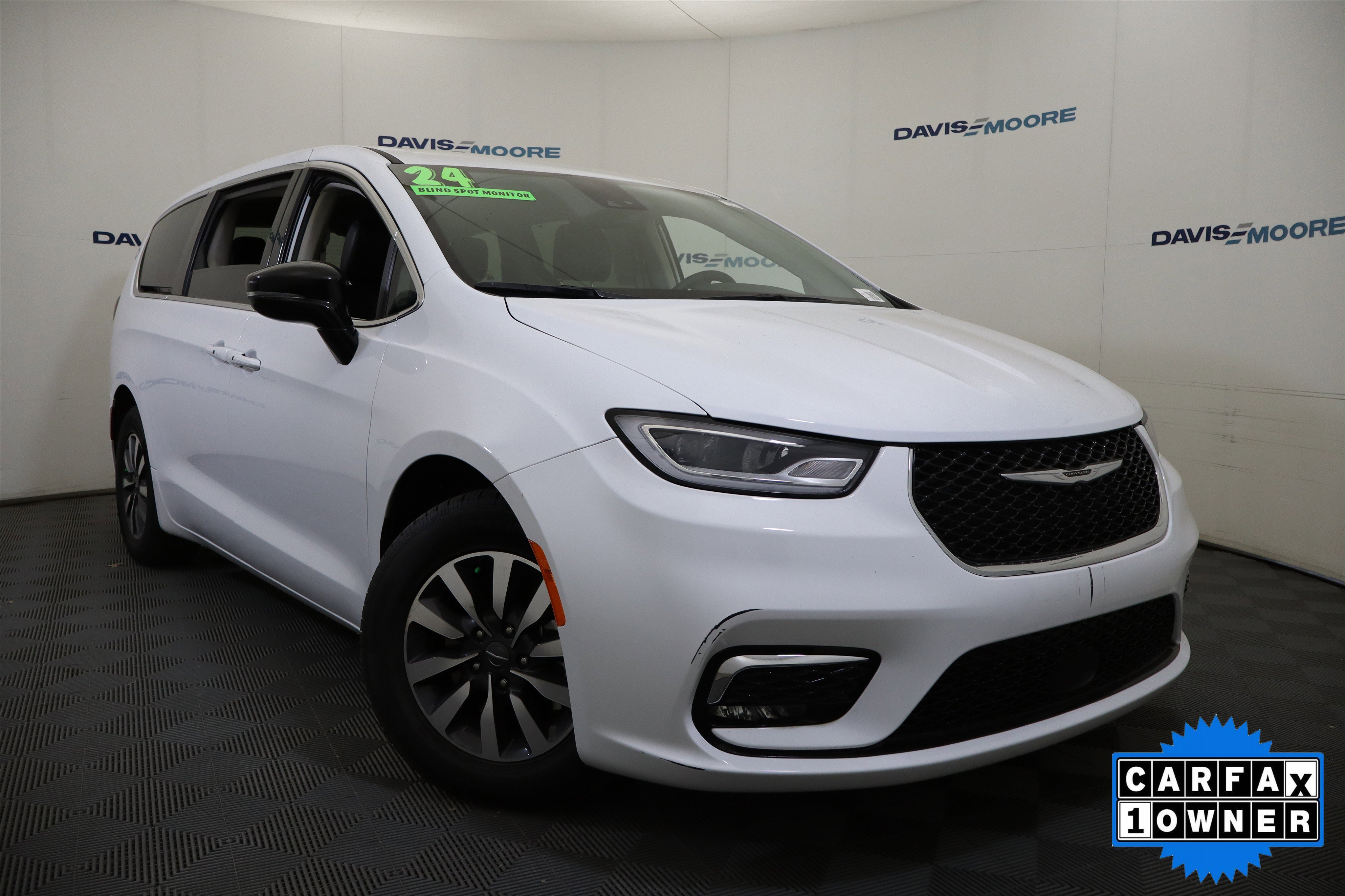 Used 2024 Chrysler Pacifica Select image 2